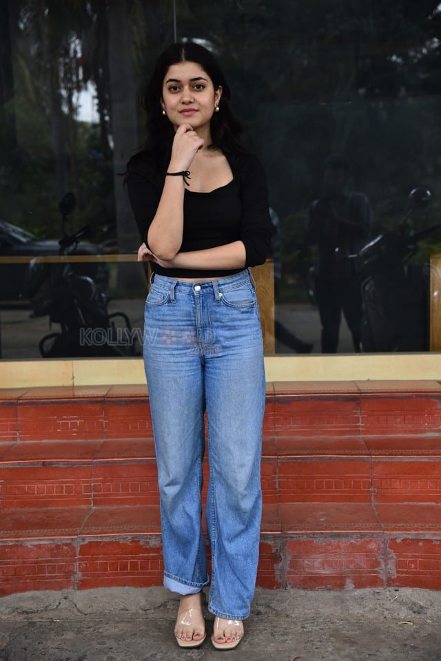 Heroine Aishwarya Sharma at Drinker Sai Pre release Press Meet Photos 12