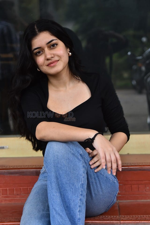 Heroine Aishwarya Sharma at Drinker Sai Pre release Press Meet Photos 21