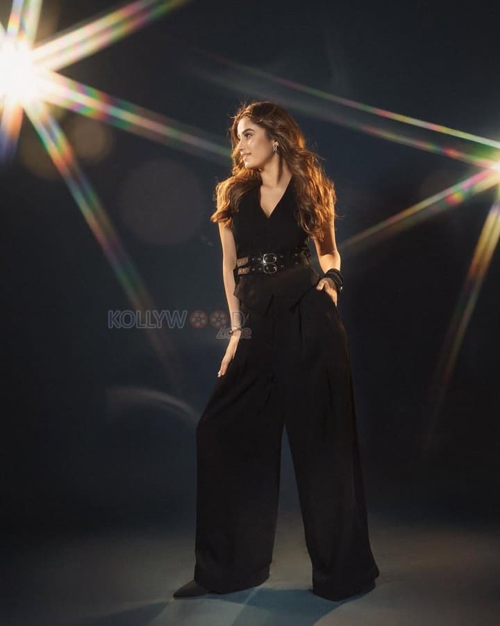 Gorgeous Rasha Thadani in a Black Sleeveless Vest with a High Waisted Baggy Pants Photos 02