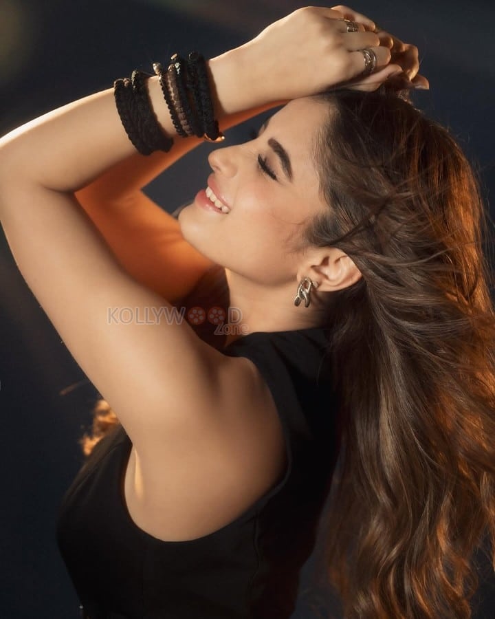 Gorgeous Rasha Thadani in a Black Sleeveless Vest with a High Waisted Baggy Pants Photos 07