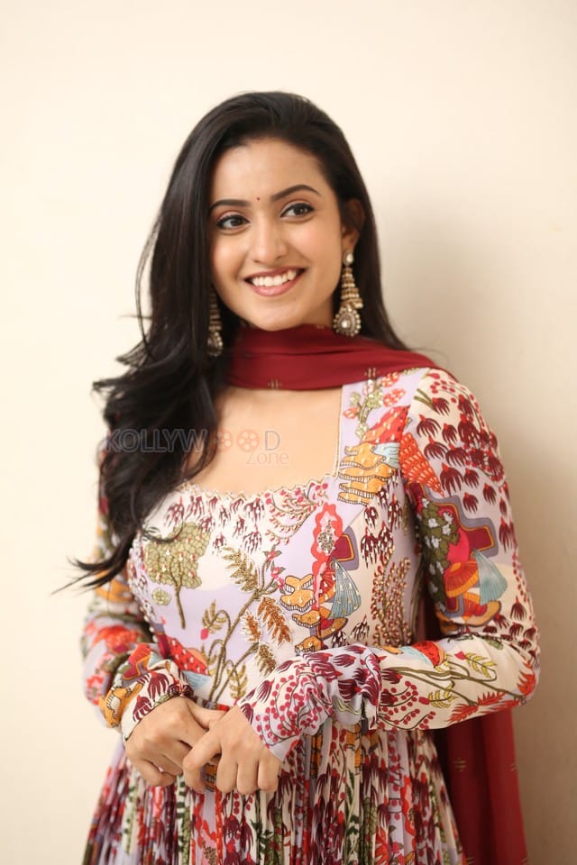 Actress Deepika Pilli at Akkada Ammayi Ikkada Abbayi Trailer Launch Photos 09