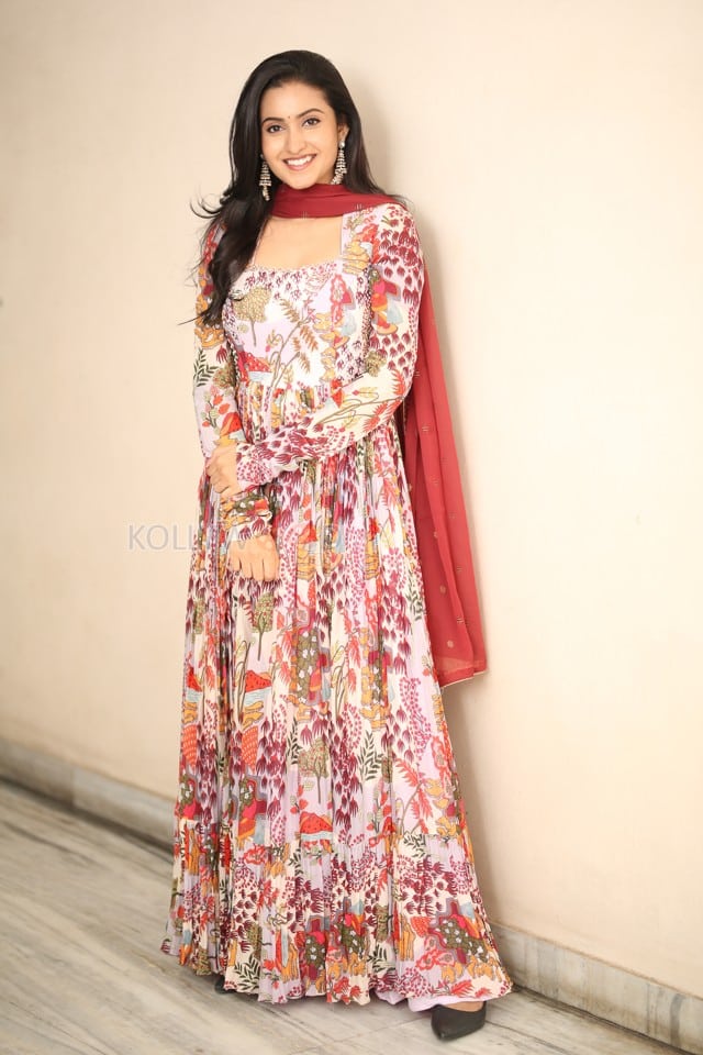 Actress Deepika Pilli at Akkada Ammayi Ikkada Abbayi Trailer Launch Photos 12