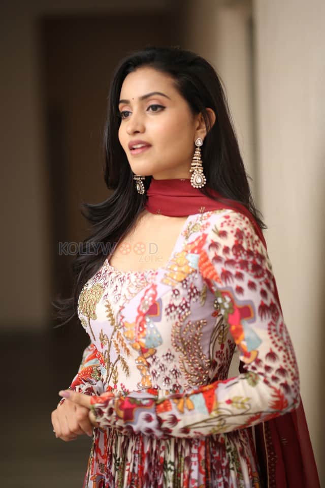 Actress Deepika Pilli at Akkada Ammayi Ikkada Abbayi Trailer Launch Photos 17