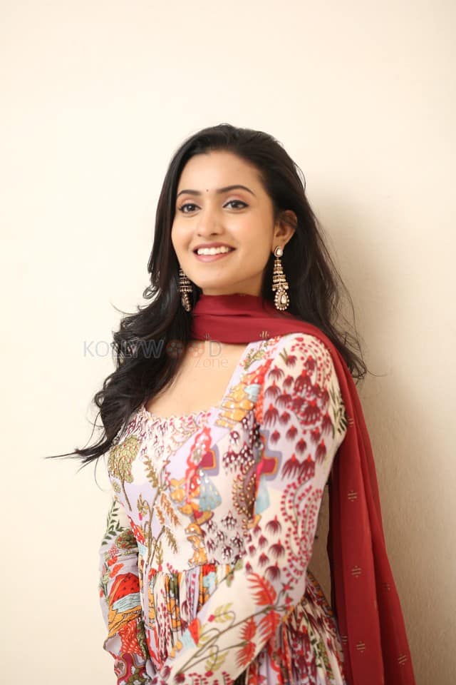 Actress Deepika Pilli at Akkada Ammayi Ikkada Abbayi Trailer Launch Photos 27
