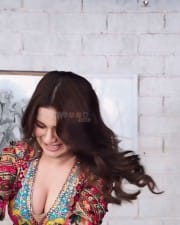 Tempting Avneet Kaur Boobs Cleavage Photos 01