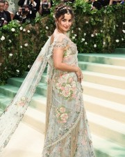 Beautiful Alia Bhatt in an Ivory Saree with Halter Neck Tulle Blouse at Hope Gala Event Pictures 01