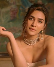 Beautiful Heroine Kriti Sanon Pictures 02