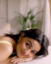 Bollywood Diva Alia Bhatt Cute Pic 01