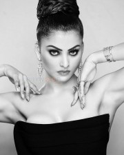 Busty Babe Urvashi Rautela Photo 01