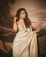 Charming Keerthy Suresh in a Breathtaking Golden Saree Photos 01