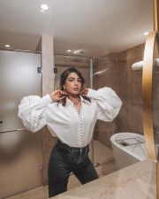 Chic Samantha Ruth Prabhu in White Shirt And Denim Pictures 02