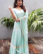 Cute Actress Raashi Khanna Photos