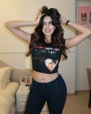 Cute Janhvi Kapoor in a Black Crop Top and Denim Pant Photos 01