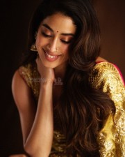 Devara Heroine Janhvi Kapoor in a Stunning Golden Saree Photos 04