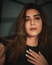 Do Patti Actress Kriti Sanon in a Black Crop Top and Black Cream Skirt Pictures 11