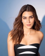 Do Patti Actress Kriti Sanon in a Strapless Black and White Dress Pictures 03