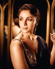 Drop Dead Gorgeous Alia Bhatt in a Black Backless Saree Pictures 05