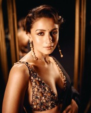 Drop Dead Gorgeous Alia Bhatt in a Black Backless Saree Pictures 07