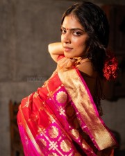 Dusky Sexy Beauty Malavika Mohanan in a Red Silk Saree Pictures 03