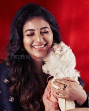 Eegai Actress Anjali Photoshoot with a Dog Pictures 02