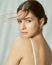 Gorgeous Kriti Sanon No Makeup in a White Fringe Dress Photos 03