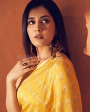 Gorgeous Raashi Khanna Latest Pictures