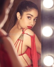 Janhvi Kapoor Red Lights Photo 01