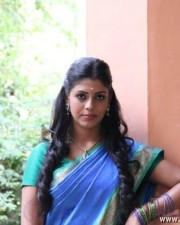 Kannpesum Varthaigal Heroine Iniya Stills