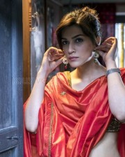 Kriti Sanon Trying out Earring Photo 01