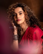 Phir Aayi Hasseen Dillruba Actress Taapsee Pannu in a Red Saree with a Black Sleeveless Blouse Photos 01