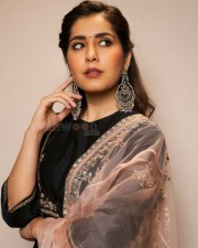 Pretty Raashi Khanna Pictures