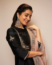 Pretty Raashi Khanna Pictures