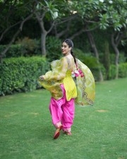 Punjabi Babe Janhvi Kapoor in a Pink and Yellow Patiala Suit Photos 01