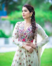 Raashi Khanna Beautiful Photoshoot Pictures