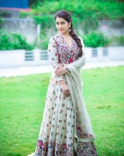 Raashi Khanna Beautiful Photoshoot Pictures