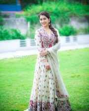 Raashi Khanna Beautiful Photoshoot Pictures