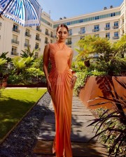 Radiating Beauty Kiara Advani in a Peach Sleeveless Gown Pictures 02