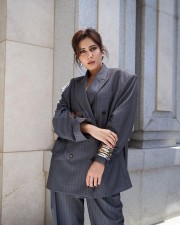 Ravishing Beauty Raashi Khanna in a Grey Oversized Suit and Pant Photos 03