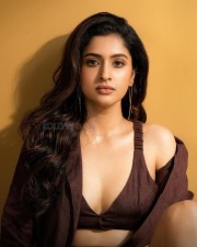 Retta Thala Actress Tanya Ravichandran Glam Photoshoot Pictures 08