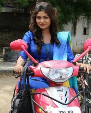 Seeni Movie Heroine Oviya Stills