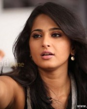 Sexy Anushka In Thulli Ezhunthathu Kadhal Movie Pics