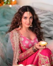 Sexy Beauty Kiara Advani Photoshoot Pictures 12