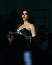 Sexy Janhvi Kapoor at Lakme Fashion Week Rampwalk Photos 01