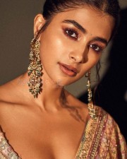 Sexy Pooja Hegde Embellished Saree Pictures 02