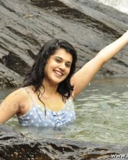 Sexy Tapsee In Vandhan Vendran Movie Photos