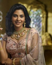 Smiling Aishwarya Lekshmi Photoshoot Pics 01