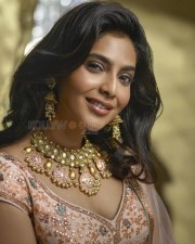 Smiling Aishwarya Lekshmi Photoshoot Pics 02