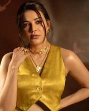 Sparkling Beauty Kajal Aggarwal in a Mustard Crop Top and High Waisted Trousers Photos 03