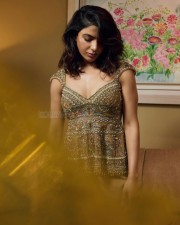 Stunning Beauty Samantha Ruth Prabhu in a Golden Sleeveless Mini Dress Pictures 05