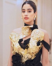 Stunning Janhvi Kapoor in a Golden Black Strapless Outfit Pictures 04